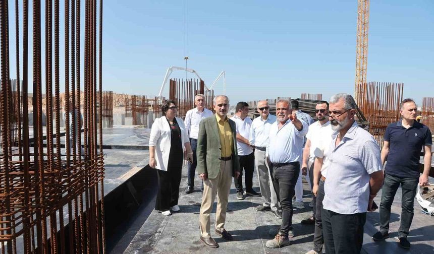 Çayırova Devlet Hastanesi'nde 200 yataklı, deprem izolatörlü inşaatta kaba yapının yarısına yaklaşıldı