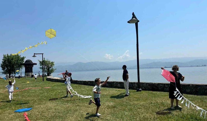 Diplomat çocukları 'barış' için uçurtma uçurdu