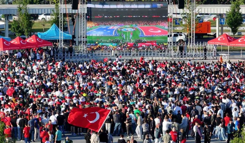 Kocaeli'de binlerce kişi milli maçı dev ekranda izledi