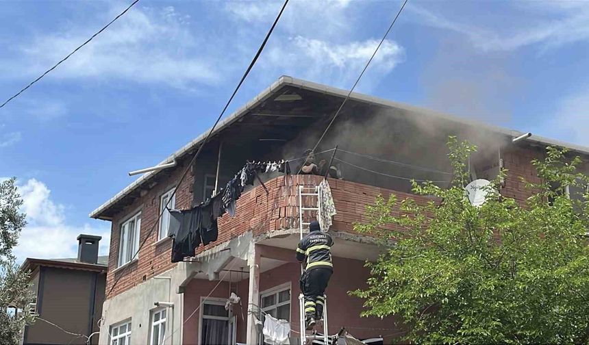 Kocaeli'de korkutan yangın: Balkonda mahsur kalan anne ve bebeği itfaiye kurtardı
