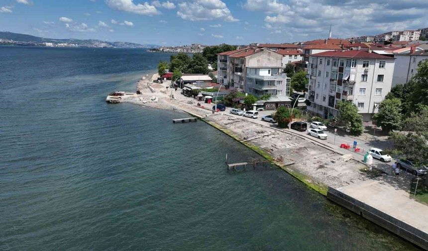 Kocaeli'nin gözde sahili Değirmendere'de dalgakıran ve yeni yol mesaisi