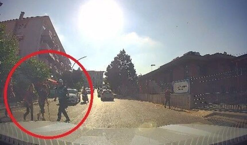 Koltuk değnekli öğrencinin yardımına zabıta personeli koştu
