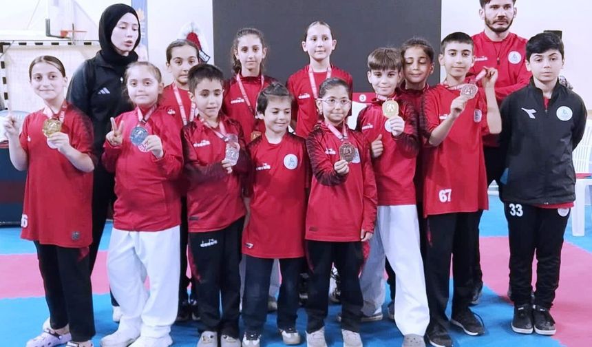 Körfezli karateciler İstanbul'dan 11 madalyayla döndü