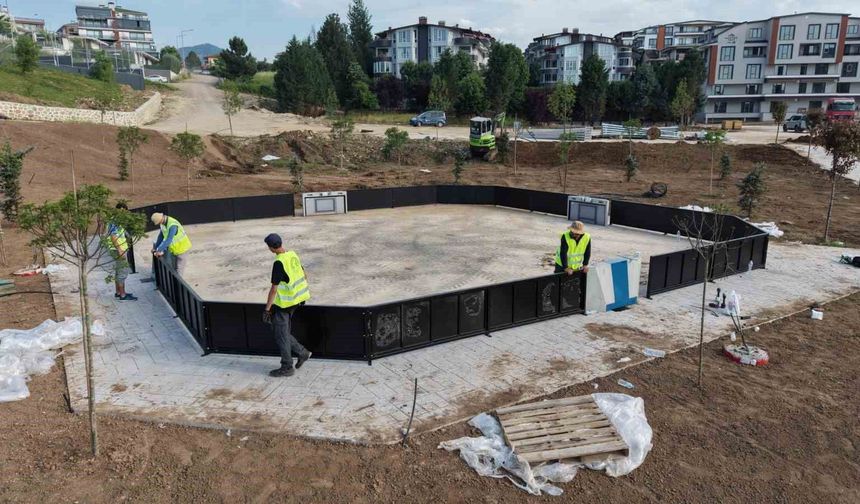 Yeşilyurt Millet Bahçesi'nde çocuk oyun alanlarının kurulumu başladı