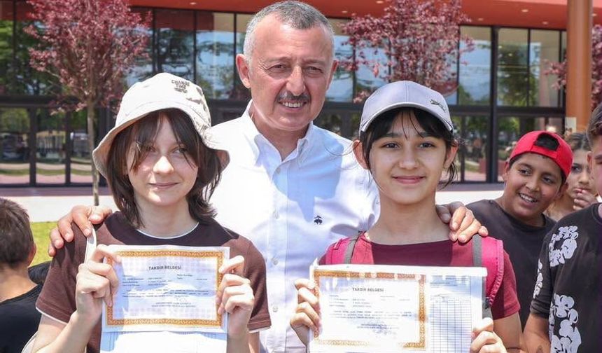 Başkan Büyükakın, Karne Alan Öğrencilerin Mutluluğunu Paylaştı