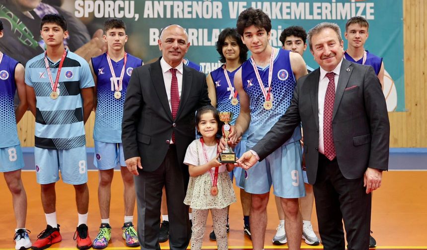 Körfez'de liseler arası voleybol turnuvasının şampiyonları kupalarını aldı