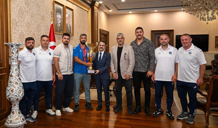 Kocaeli Büyükşehir Belediyesi Kâğıt Spor Kulübü ve Başpehlivanları Vali İlhami Aktaş'ı Ziyaret Etti