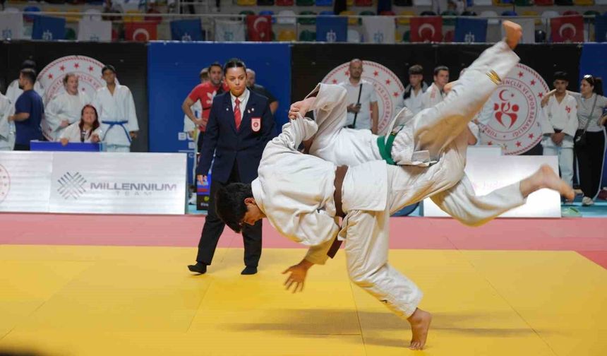 18 ülkeden bin 626 judocu Kocaeli'de tatamiye çıktı