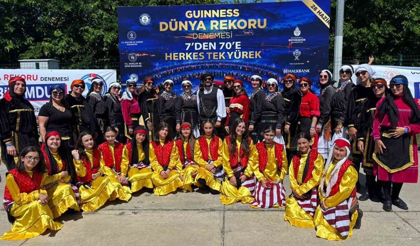 Başiskele halk oyunları ekibi, 7 bin 774 kişilik horon rekoruna ortak oldu