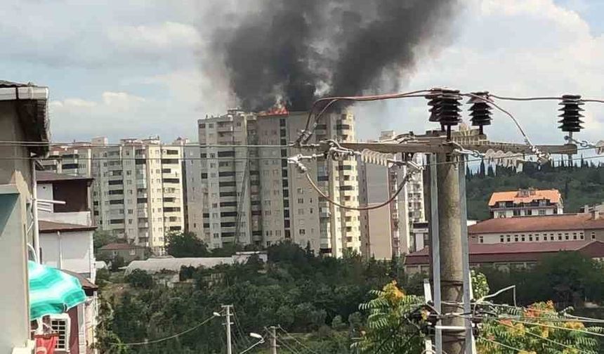 Gebze'de bina çatısı alevlere teslim oldu