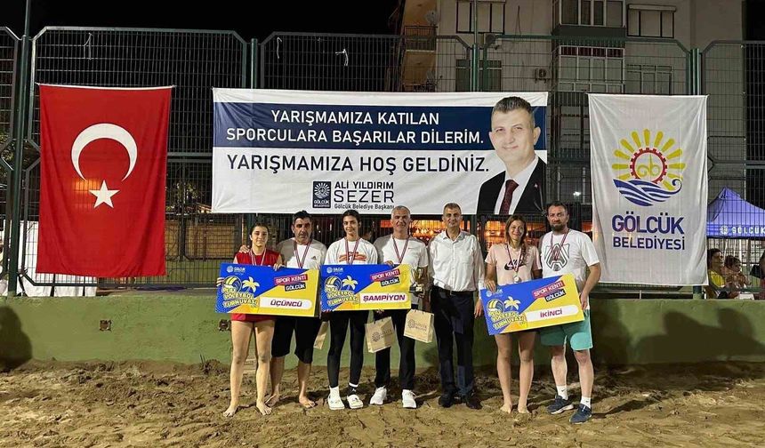 Gölcük'te 304 minik sporcunun plaj voleybolu heyecanı