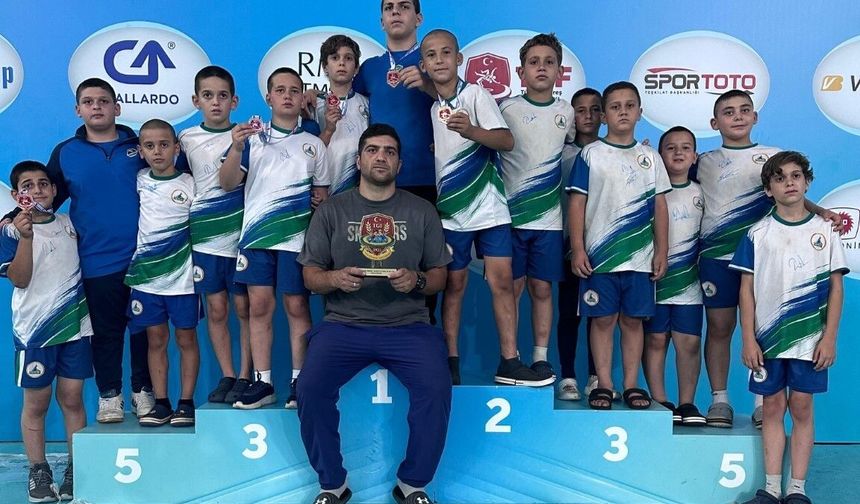 Kartepe'nin güreşçileri Ankara'dan madalyalarla döndü