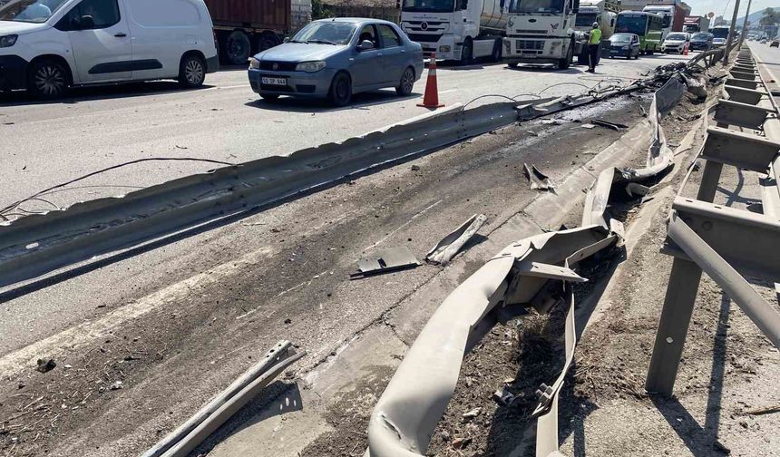 Kontrolden çıkan tır bariyerleri aşarak karşı şeride geçti: 1 yaralı
