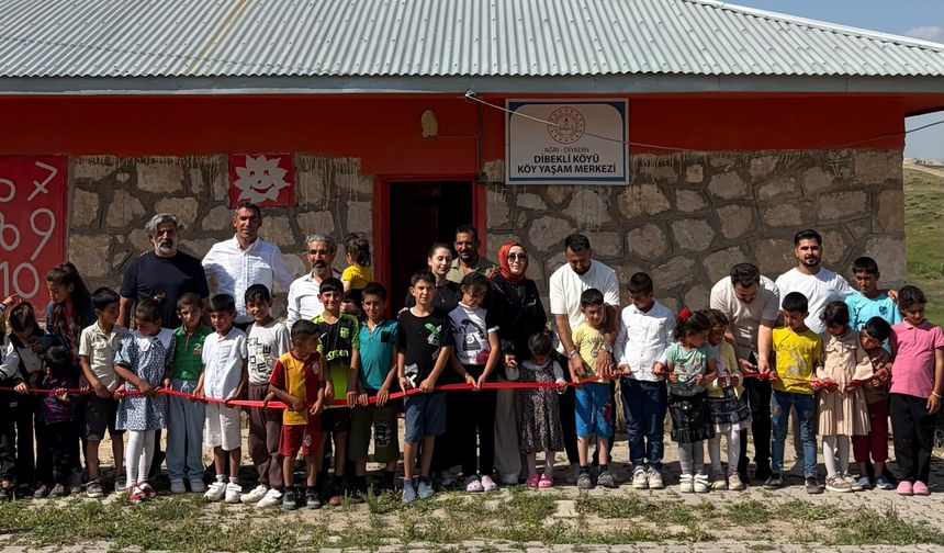 Ağrılılar Derneği'nden Köy Okuluna Anlamlı Kütüphane