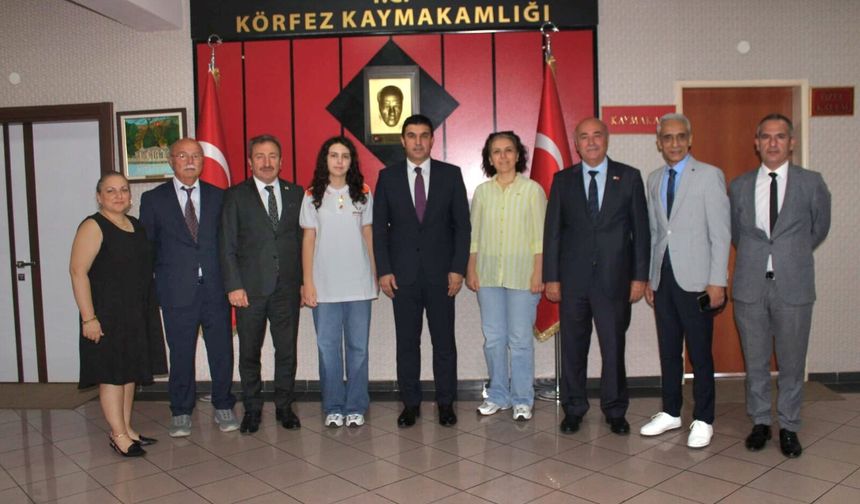 Özel körfez'im Lgs Türkiye Şampiyonu Ecrin Ece Kolay'dan Körfez Kaymakamı ve Körfez İlçe Milli Eğitim Müdürü’ne Ziyaret
