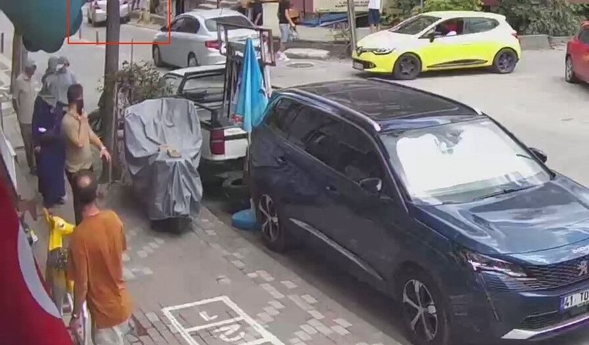 Kaldırıma Çıkan Otomobil Yayalara Çarptı: 2 Yaralı