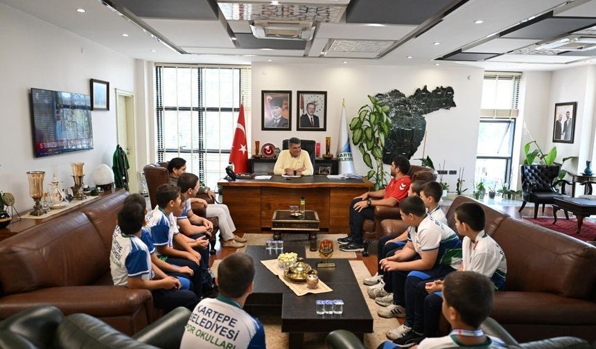 Başkan Kocaman, şampiyon güreşçilerle buluştu
