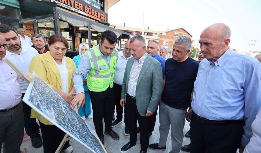 Büyükakın Çayırova'da projeleri yerinde inceledi, esnafla buluştu