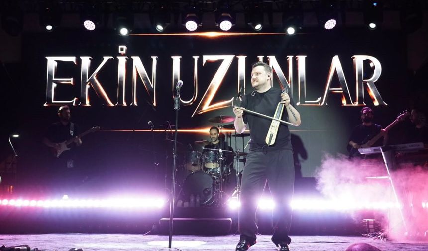 Ekin Uzunlar sahnede kemençe şov yaptı