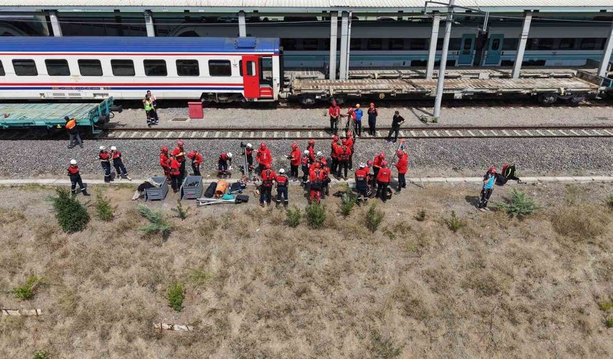 Gebze'de arama kurtarma ekiplerinden tren kazası tatbikatı