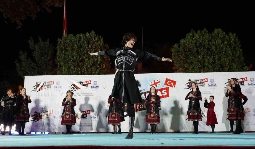 Gölcük'te folklor rüzgarı