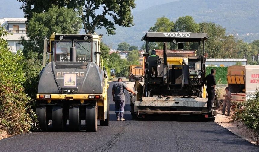 Kartepe'de 4 sokakta asfalt mesaisi