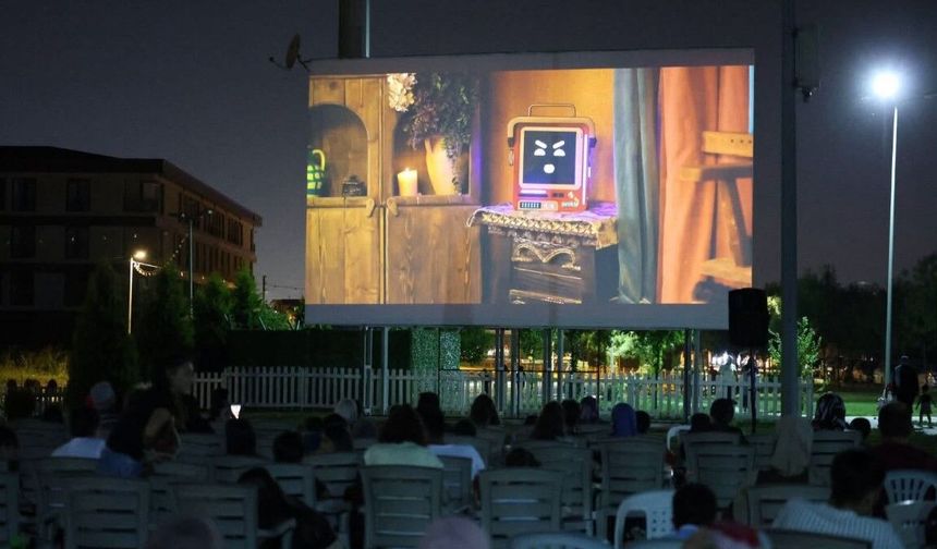 Kartepe'de yıldızlar altında sinema keyfi