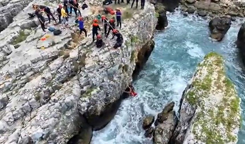 Kayalıklarda halatlı kurtarma