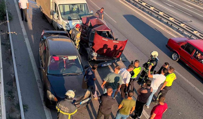 Kocaeli'de 3 araçlı zincirleme kaza: Sürücüler yara almadan kurtuldu