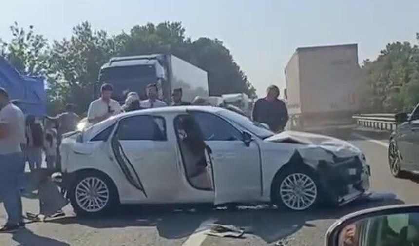 Kocaeli'de iki ayrı noktada 8 araç zincirleme kazaya karıştı