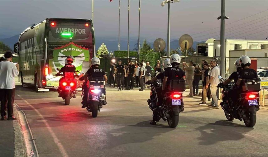 Kocaelispor- Amed SF maçı öncesi takımlar stada geldi