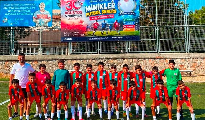 Körfez'de vefat eden saha komiseri Sayarı anısına minikler futbol şenliği