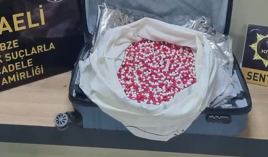 Narkotik köpeği valizde 21 bin sentetik ecza buldu