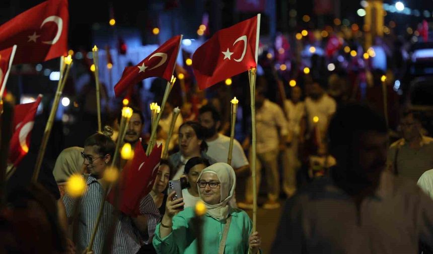 Zafer Bayramı'nda İzmit sokakları fener alayıyla aydınlandı
