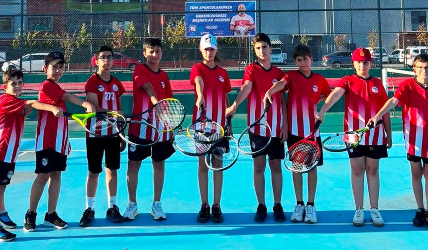 Körfez Belediyesi’nden gençlere ücretsiz tenis kursu
