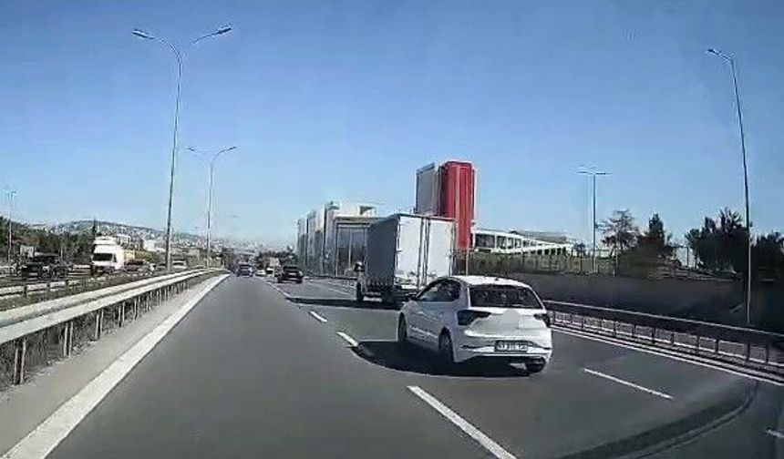Araçların arasında makas atarak ilerleyen kamyonet kamerada