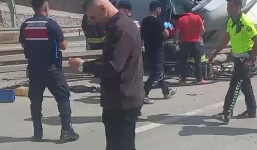 Beton mikseri devrildi, araçta sıkışan sürücü yaralandı