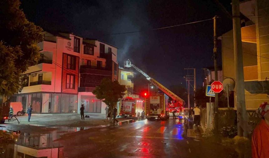 Çardakta çıkan yangın 3 katlı binaya sirayet etti: 1 kişi yaralandı