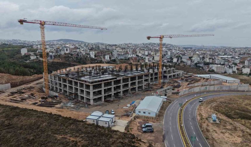 Çayırova'da yapımı süren 200 yataklı devlet hastanesi yükseliyor