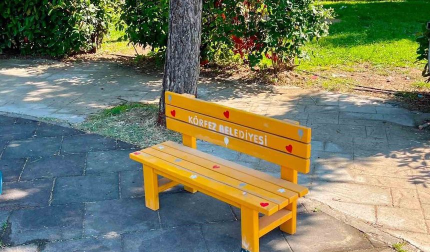 Çocuklar için parklara özel oturma grupları yerleştiriliyor