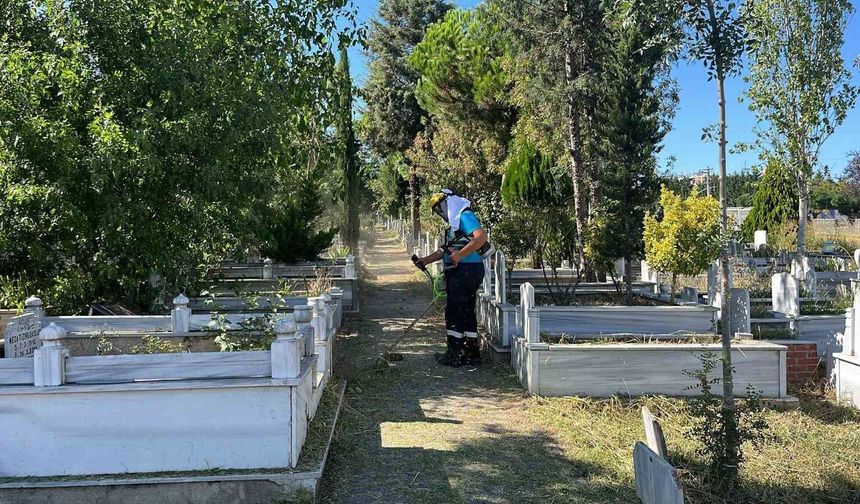 Gebze mezarlıklarında yabani ot temizliği