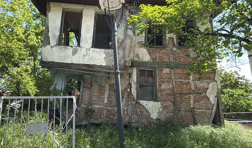 Gölcük'te 2 metruk bina daha yıkıldı