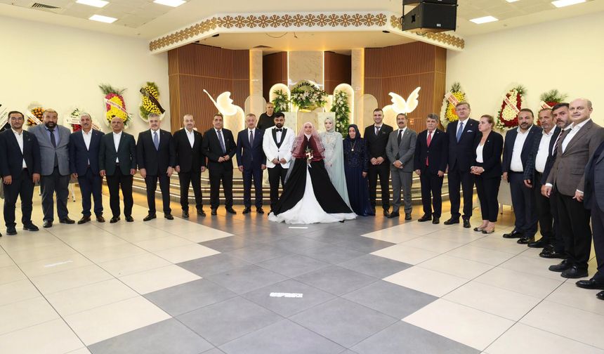 Zehra ile Ahmet Burak Dillere Destek  Bir Düğünle Dünyaevine Girdi
