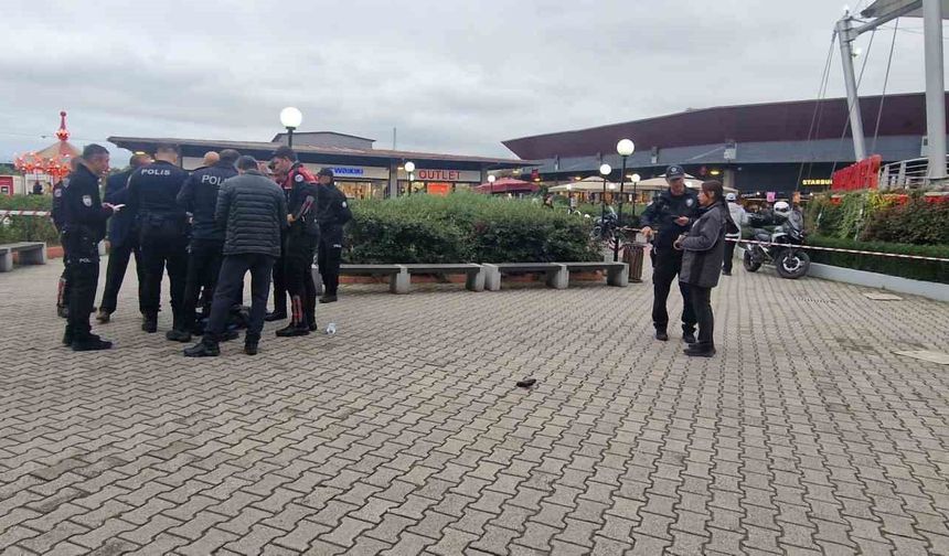 AVM'de silahı ateş alınca kendini vurdu