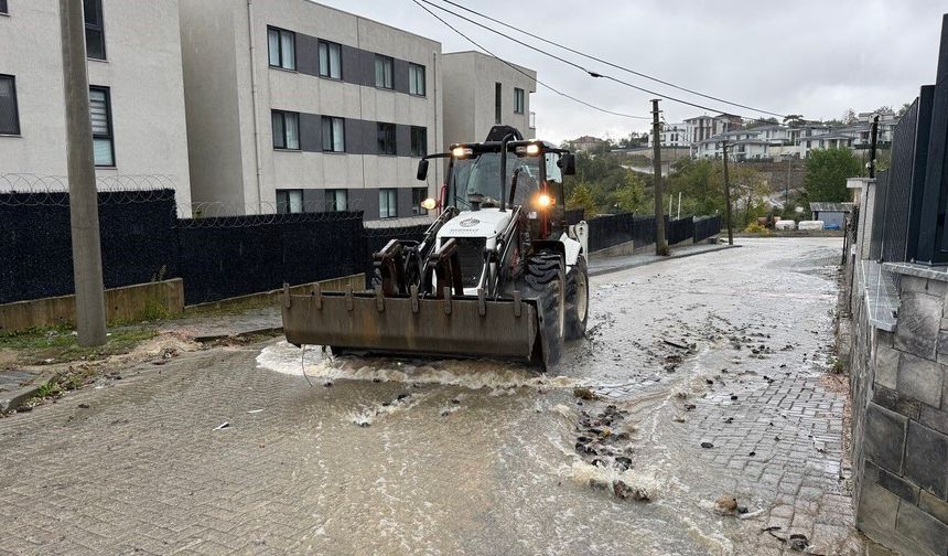 Başiskele Belediyesi sağanak yağışa karşı ekipleriyle sahada