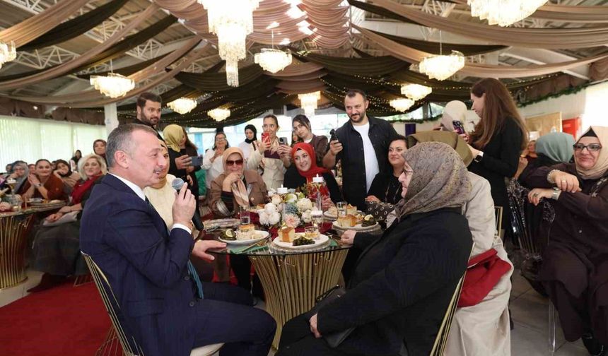 Başkan ile annesinin diyaloğu salonu kırdı geçirdi