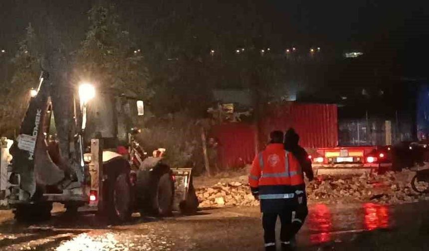 Dilovası'nda sağanak mesaisi