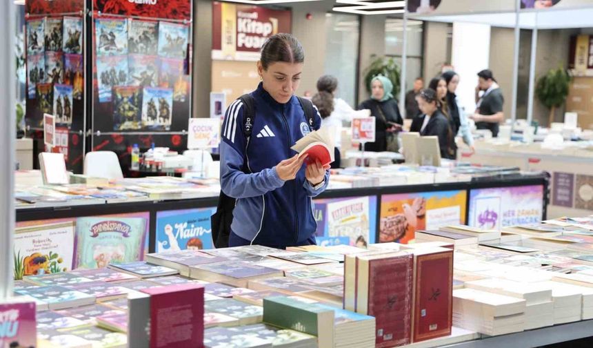 İrem, kitap ve söyleşilerle dolu fuarı işaret diliyle keşfetti