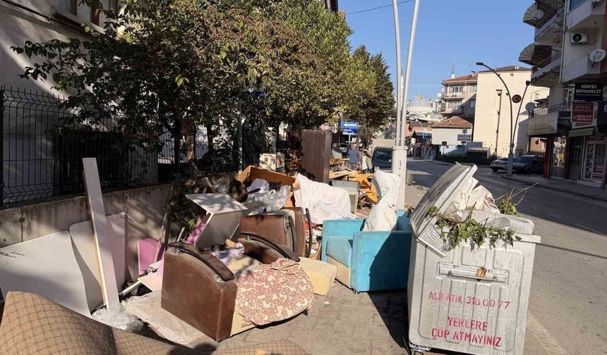 Kaldırımda akılalmaz görüntü: Ne varsa dışarı attılar