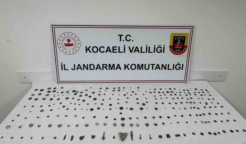 Kocaeli'de araçta 271 tarihi eser ele geçirildi